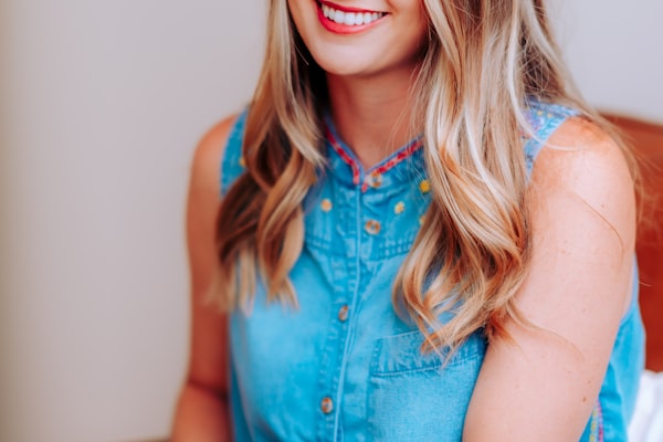 梅西与队友在训练中开心大笑的场景